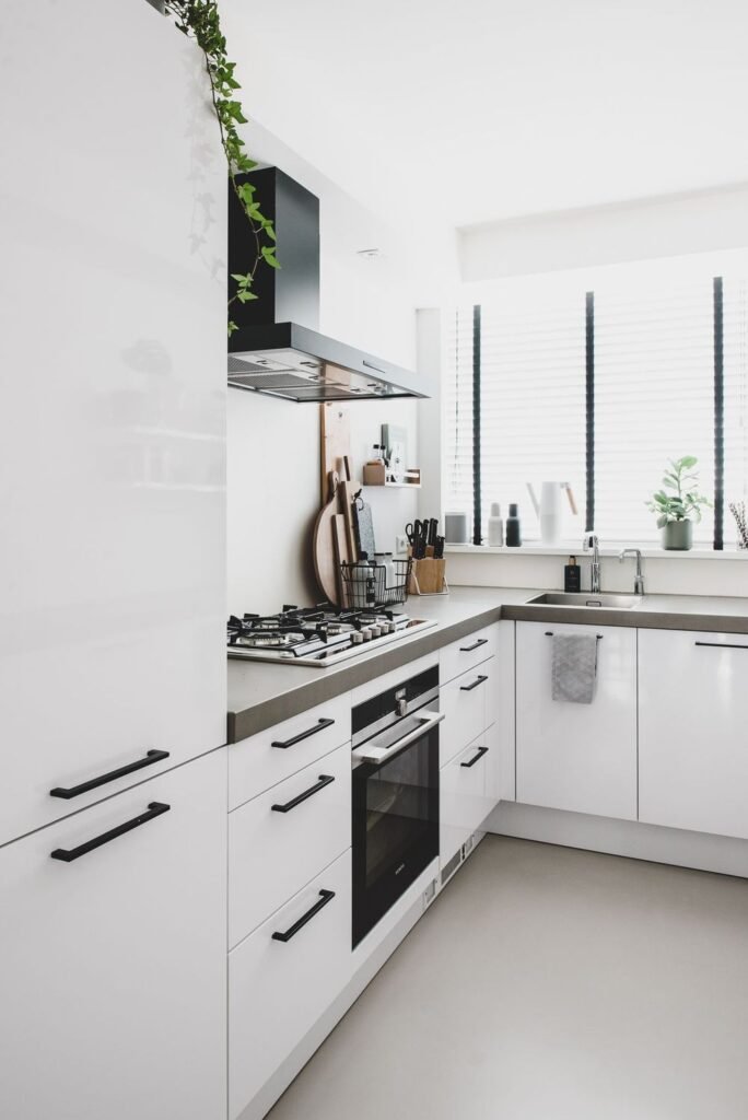 High Contrast Scandinavian kitchen via Roomed Tessa Klop Swedish Style